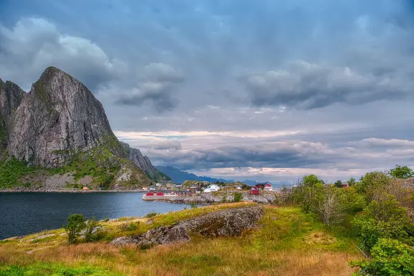 Reine, Norveç 'in Nordland County, Lofoten Adaları' nda bulunan Moskenes belediyesinin yönetim merkezi ve balıkçı köyüdür.