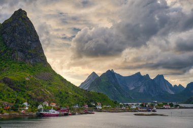 Reine, Norveç 'in Nordland ilinin Moskenes belediyesinin yönetim merkezi ve balıkçı köyüdür. Moskenesoya adasında yer almaktadır..