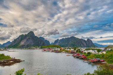 Reine, Norveç 'in Nordland ilinin Moskenes belediyesinin yönetim merkezi ve balıkçı köyüdür. Moskenesoya adasında yer almaktadır..