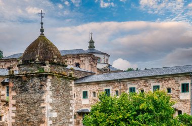 Samos, Galiçya 'nın otonom bölgelerinden biri olan Galiçya' nın Lugo eyaletine bağlı belediyesi. Sarria bölgesine ait..