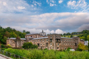 Samos, Galiçya 'nın otonom bölgelerinden biri olan Galiçya' nın Lugo eyaletine bağlı belediyesi. Sarria bölgesine ait..
