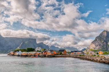 Reine, Norveç 'in Nordland ilinin Moskenes belediyesinin yönetim merkezi ve balıkçı köyüdür. Moskenesoya adasında yer almaktadır..