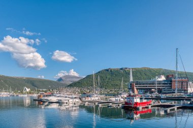 Tromso, Norveç 'in Troms eyâletinde bir şehirdir..