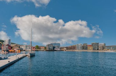 Tromso, Norveç 'in Troms eyâletinde bir şehirdir..