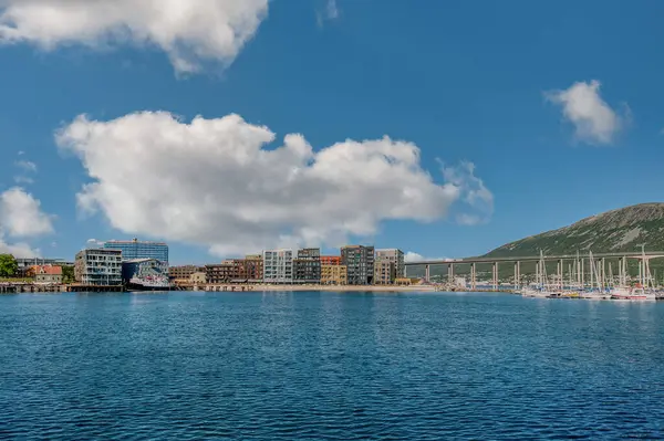 Tromso, Norveç 'in Troms eyâletinde bir şehirdir..