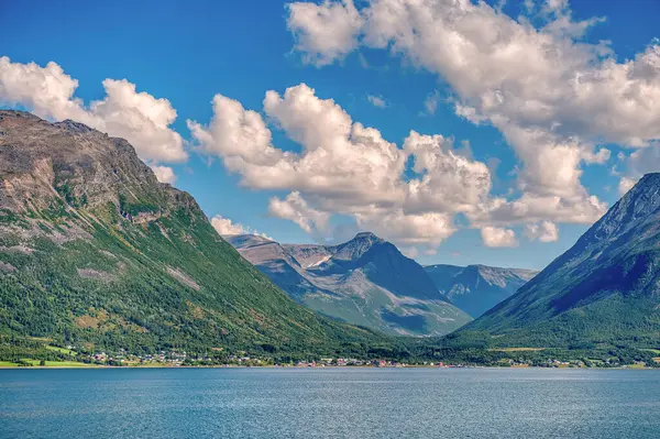 Troms, Norveç 'in bir vilayeti. İlin sınırları Finnmark ve Nordland illeriyle sınırlıdır..