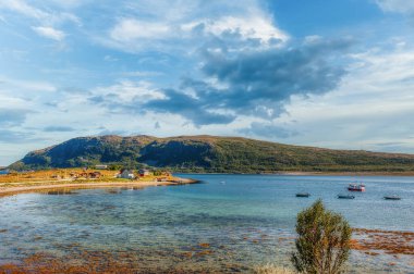 Russenes es es un pequeo pueblo en la regin de Norge, Noruega. Est situation en una zona costera, cerca de Olderfjord