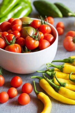 Sağlıklı ev yapımı biyo-domates, salatalık ve biber.