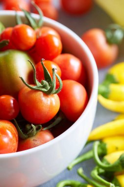 Sağlıklı ev yapımı biyo-domates ve kırmızı biber. 