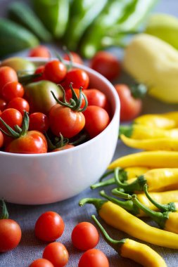 Sağlıklı ev yapımı biyo-domates, salatalık ve biber.