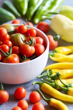 Sağlıklı ev yapımı biyo-domates, salatalık ve biber.