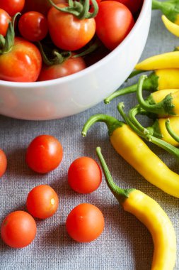 Sağlıklı ev yapımı biyo-domates ve kırmızı biber. 
