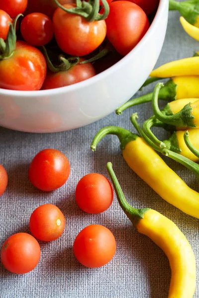 Sağlıklı ev yapımı biyo-domates ve kırmızı biber. 