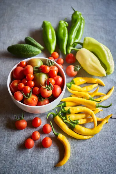 Sağlıklı ev yapımı biyo-domates, salatalık ve biber.