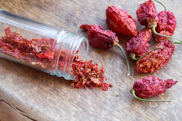 Kurutulmuş acı biber, cam bardakta Jolokia Bhut.