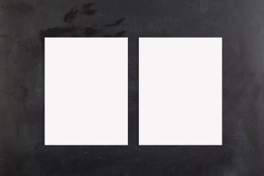 Eski moda karatahta arka planına yapıştırılmış iki posterin yakın çekimi.