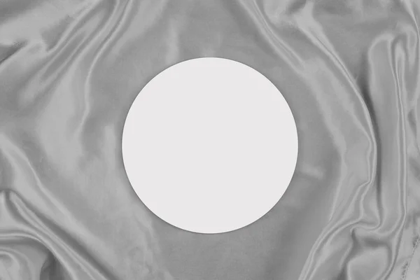 Wysoki Kąt Widzenia Białej Okrągłej Naklejki Szczycie Nowoczesnego Srebrnego Jedwabiu — Zdjęcie stockowe