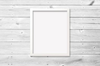 8x10 beyaz dikey çerçeve ve modern ahşap zemin üzerinde boş poster var. Tasarımınızı çerçeveye eklemek için kırpma yolunu içerir.