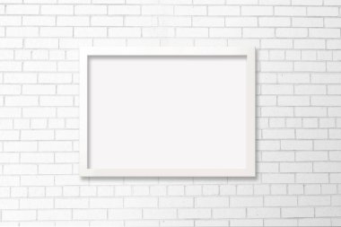 5x7 beyaz yatay çerçeve, modern beyaz tuğla zemin üzerinde boş poster var. Tasarımınızı çerçeveye eklemek için kırpma yolunu içerir.