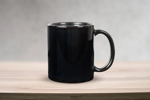 一个光滑的11盎司的闭锁 浓郁的黑色咖啡杯 矗立在简朴的木桌顶上 — 图库照片