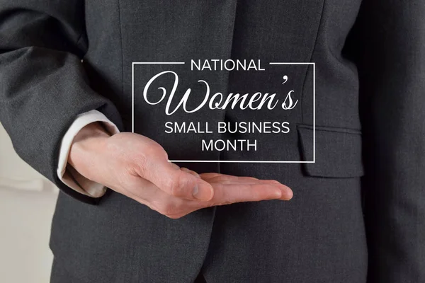 Zbliżenie Bizneswoman Garniturze Słowami National Women Small Business Month Unoszące — Zdjęcie stockowe