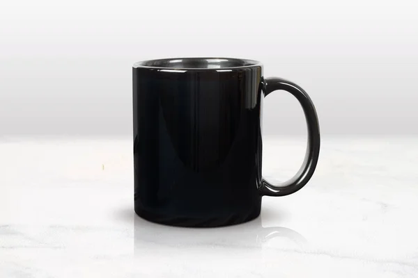 Lesklý Černý Hrnek Kávu Chlazení Vrcholu Elegantní Bílé Mramorové Pultu — Stock fotografie