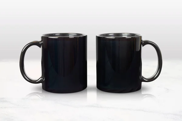 两个11盎司的闭锁 黑色咖啡杯 在精美的白色大理石台面上冷却 — 图库照片