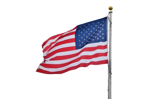 照片上的美国国旗在一个被白色背景隔开的多风的日子勇敢地摇曳着 旗子和杆子周围有一条剪路 — 图库照片