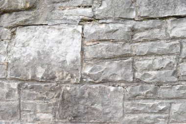 Kirli taş istinat duvarının kapatılması.