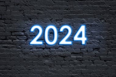 2024, parlak mavi neon ışıklarıyla, koyu renkli bir şehir arka planına karşı..