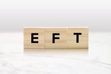 Tahta fayanslar minimalist mermer arka planda EFT 'yi heceliyor. Duygusal Terapi Konsepti ve Duygusal Özgürlük Tekniği.