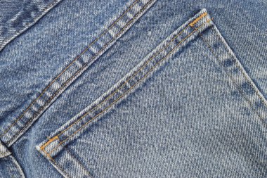 Kot pantolonun arkasını yakın plan çek.