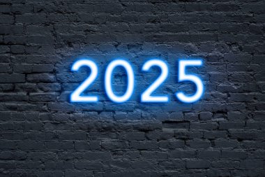Tuğla duvardaki mavi neon 2025 'in yakın çekimi siyaha boyandı