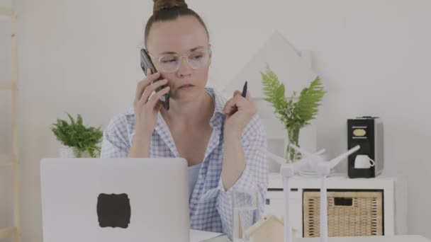 Female Consultant Speaking Phone Front — Stockvideo