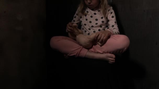 Menina Assustada Com Uma Boneca Quarto Escuro Imagens Alta Qualidade — Vídeo de Stock