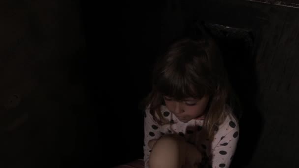 Menina Assustada Com Uma Boneca Quarto Escuro Imagens Alta Qualidade — Vídeo de Stock