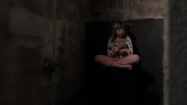 暗い部屋で人形と怖い女の子 高品質4K映像 — ストック動画