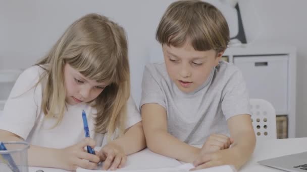 Boy Years Old Helps His Younger Sister Make Her Homework — Vídeo de Stock