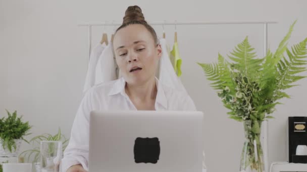 Young Fashion Designer Gives Online Consultation — Stock video
