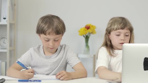 Boy Years Old Helps His Younger Sister Make Her Homework — Stok Video
