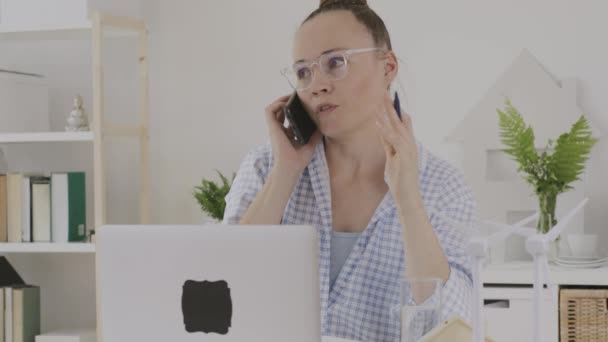Female Consultant Speaking Phone Front — Stock videók