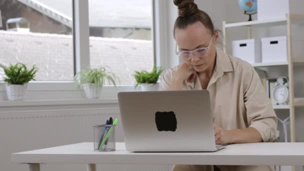 Mãe Anos Está Trabalhando Laptop Crianças Estão Brincando Fundo — Vídeo de Stock