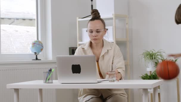 Die Jährige Mutter Arbeitet Laptop Kinder Spielen Hintergrund — Stockvideo