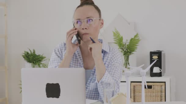 Female Consultant Speaking Phone Front — Vídeos de Stock