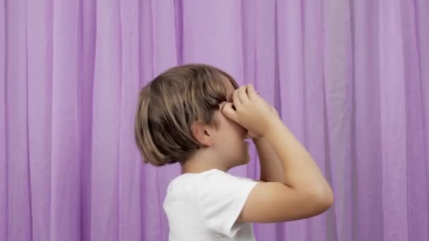 Chłopiec Wieku Lat Używa Pączków Jako Okularów Oczu Wysokiej Jakości — Wideo stockowe