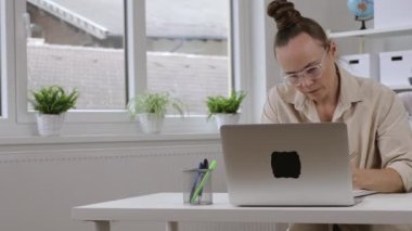 38 yıldır bilgisayarda çalışıyor. Arka planda çocuklar oynuyor