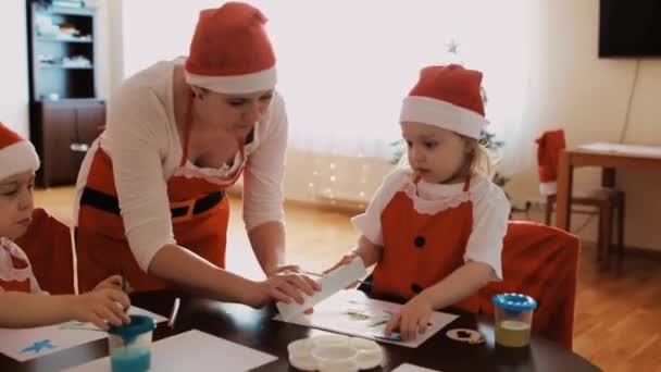 Kız Kardeş Erkek Kardeş Anne Noel Döneminde Birlikte Resim Yapıyorlar — Stok video