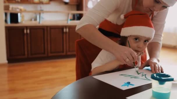 Kız Kardeş Erkek Kardeş Anne Noel Döneminde Birlikte Resim Yapıyorlar — Stok video