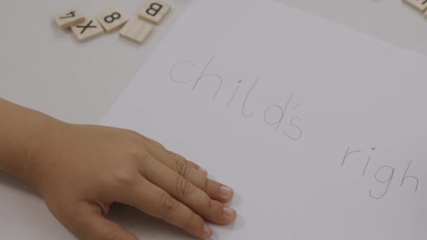 Слово Дети Права Написанное Ребенком Бумаге Высококачественные Кадры — стоковое видео