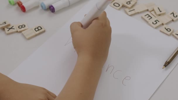Слово Violence Написано Ребенком Бумаге Высококачественные Кадры — стоковое видео